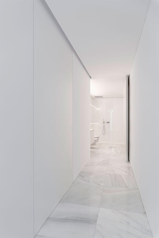 Puerta pivotante oculta en cuarto de baño