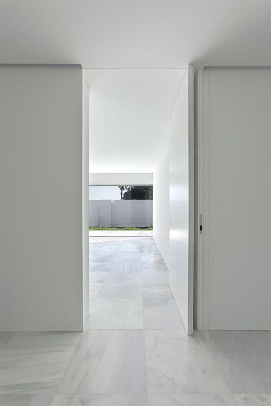 Puerta de acceso pivotante oculta de entrada abierta