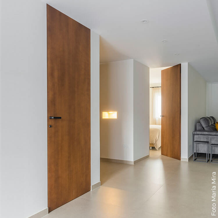 Dos puertas sin marco a medida con acabado en madera natural