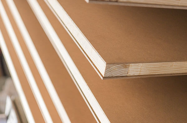 Tableros de madera de ingeniería MDF o DM utilizados en las hojas de puertas