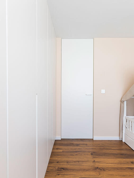 Puerta suelo techo integrada en dormitorio infantil
