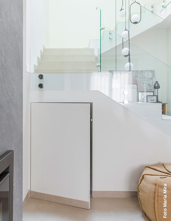 Puerta oculta a medida debajo de una escalera