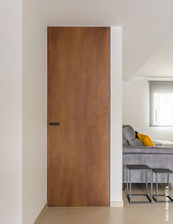 Puerta sueleo techo a medida en una vivienda