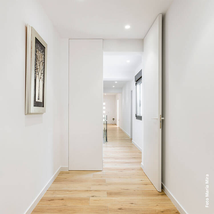 Puerta enrasada sin marco integrada en pared con sistema Sensem