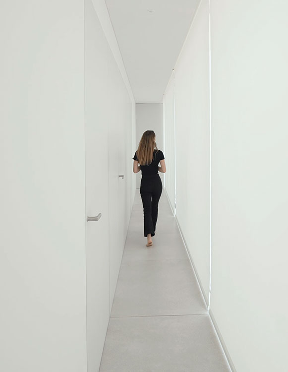 Puertas enrasadas sin marco en pasillo de vivienda
